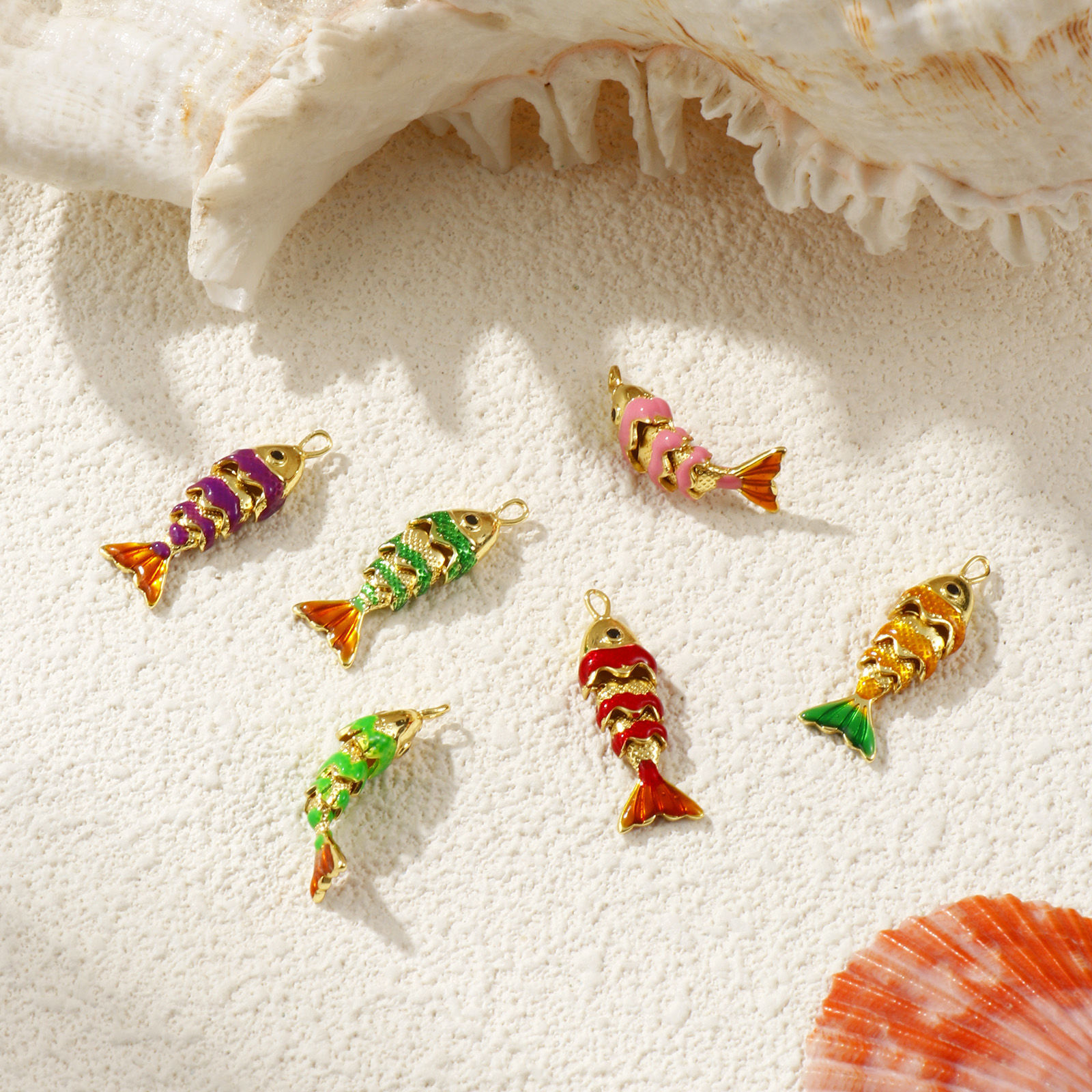 1 個 真鍮 海ジュエリー チャーム 18Kゴールドメッキ エナメル 魚 3D 可動式 黒 ジルコン 28mm x 9mm、 の画像