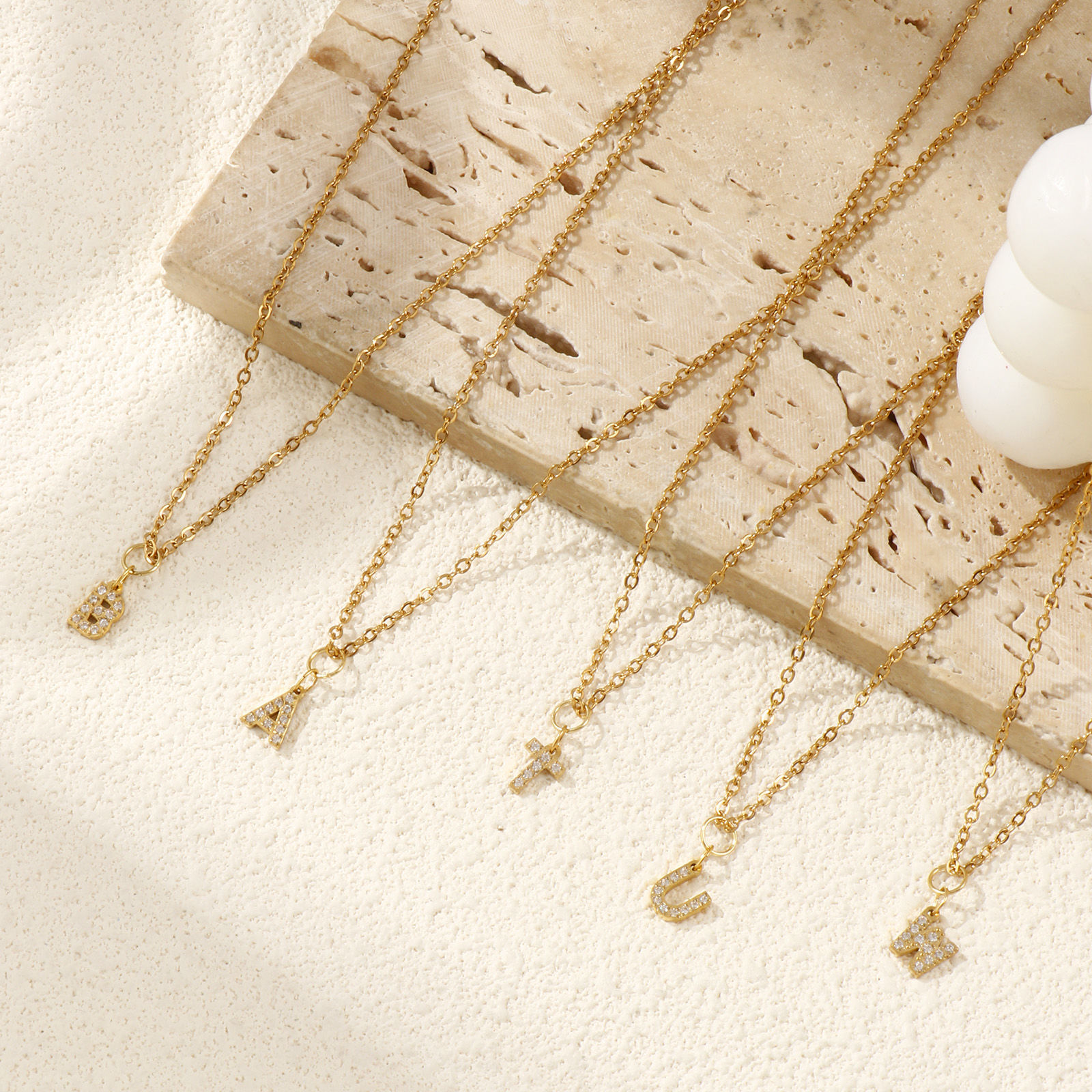 Imagen de 18K Oro Real Chapado Cadena de Cable Cruz Collar con Colgante, 304 Acero Inoxidable 45cm + 5cm, Para Mujeres, Transparente Rhinestone Mensaje " A-Z " Micro Pave, Letra Mayúscula Elegante Regalo, Recubrimiento al Vacío PVD Ecológico, 1 Unidad