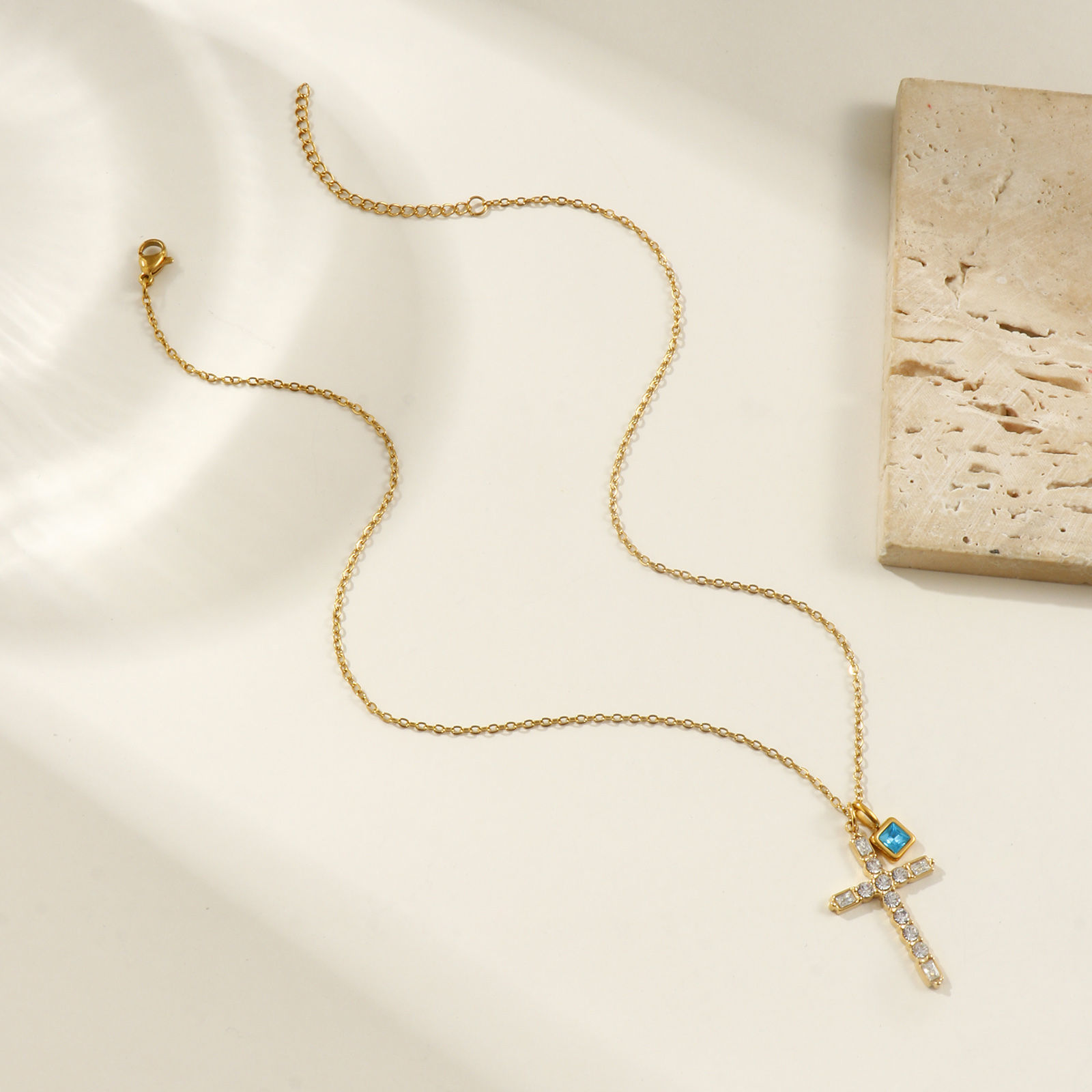 Изображение 18K настоящее золото с покрытием Кабельные Цепи Крест Ожерелье с подвеской, 304 Нержавеющая Сталь 45см + 5см, Для женщин, Прозрачный Искусственный Циркон Камень рождения Ретро подарок, Экологичное вакуумное PVD-покрытие, 1 ШТ