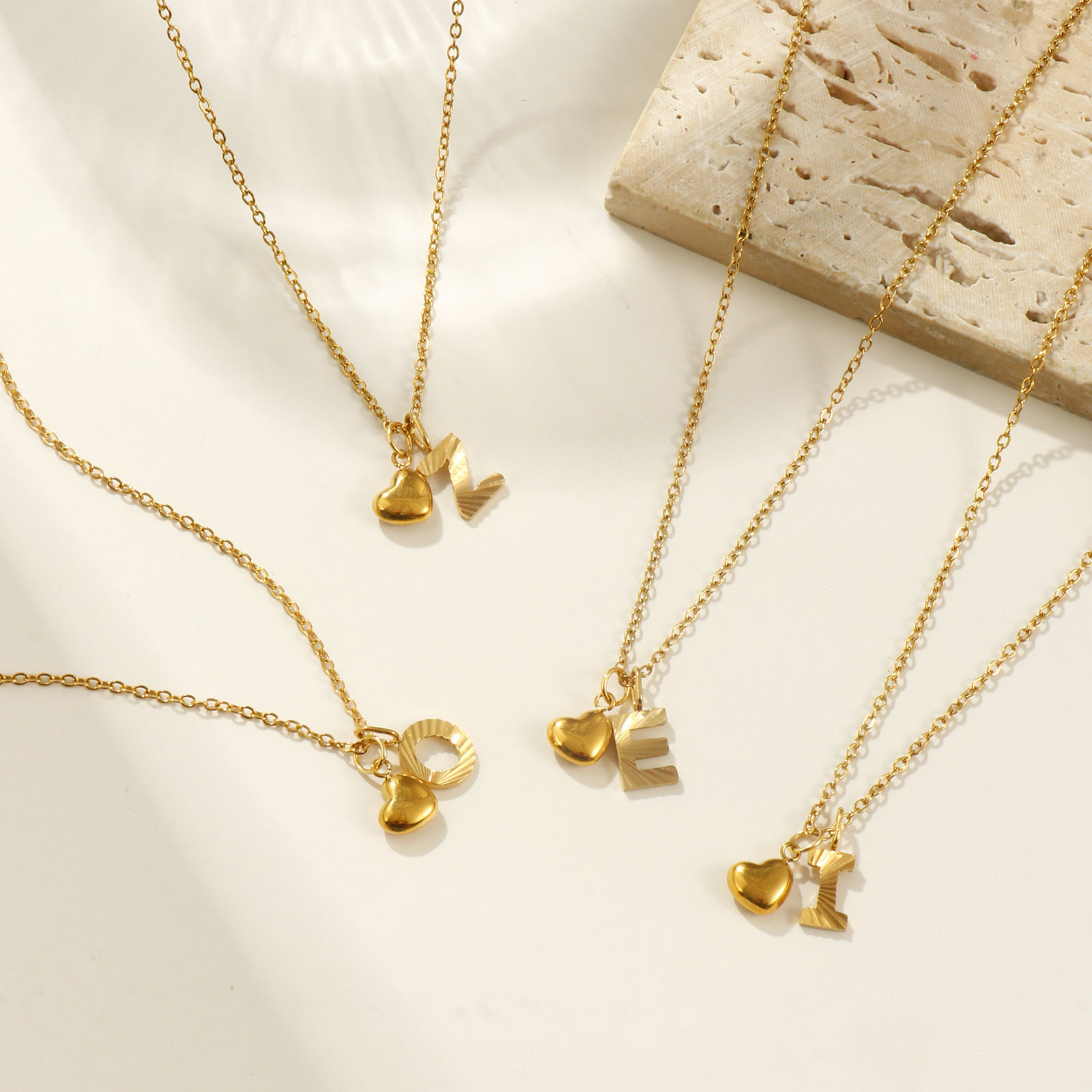 Изображение 18K настоящее золото с покрытием Кабельные Цепи Сердце Ожерелье с подвеской, 304 Нержавеющая Сталь 45см + 5см, Для женщин, Сообщение " A-Z " День святого Валентина Стильный подарок, Экологичное вакуумное PVD-покрытие, 1 ШТ