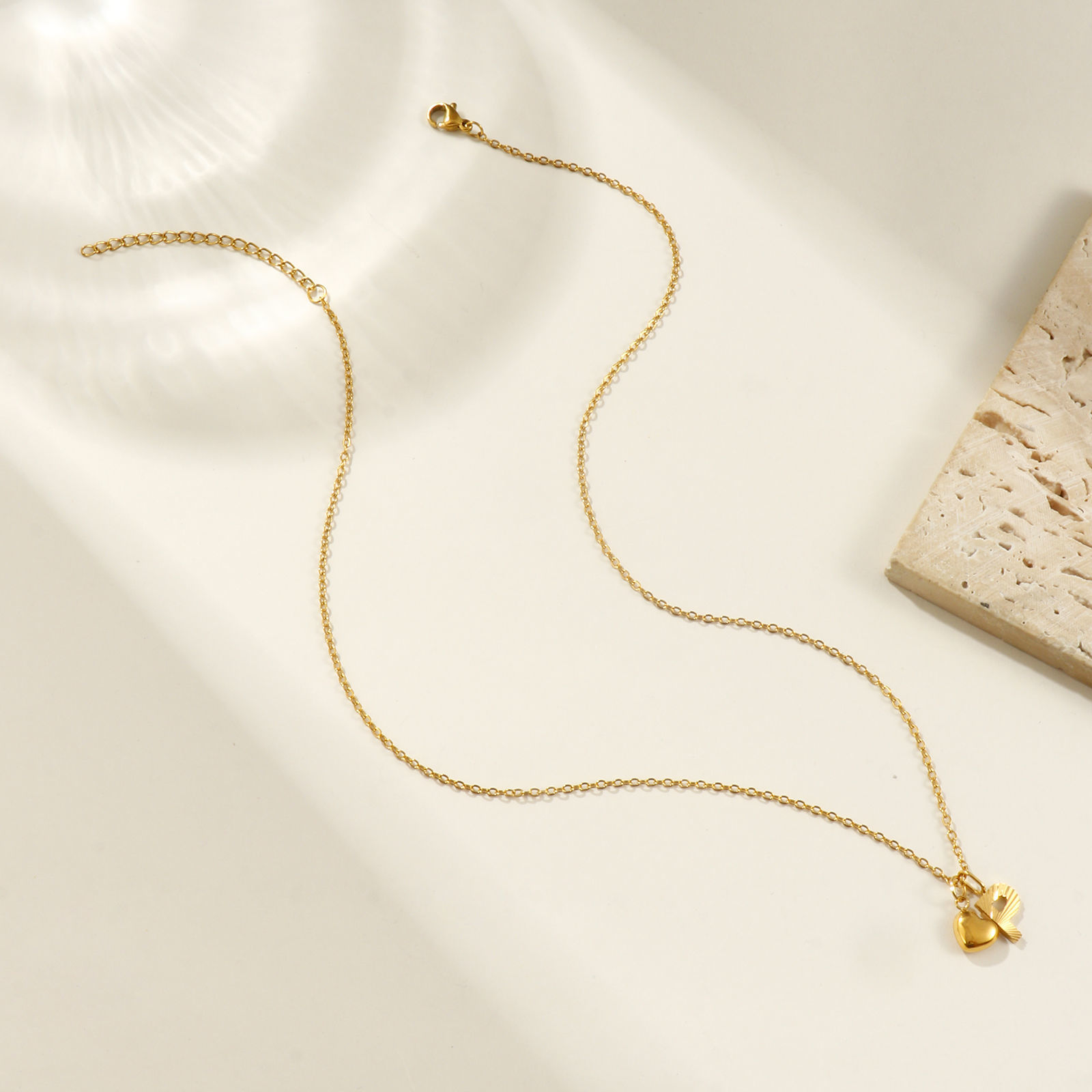 Изображение 18K настоящее золото с покрытием Кабельные Цепи Сердце Ожерелье с подвеской, 304 Нержавеющая Сталь 45см + 5см, Для женщин, Сообщение " A-Z " День святого Валентина Стильный подарок, Экологичное вакуумное PVD-покрытие, 1 ШТ