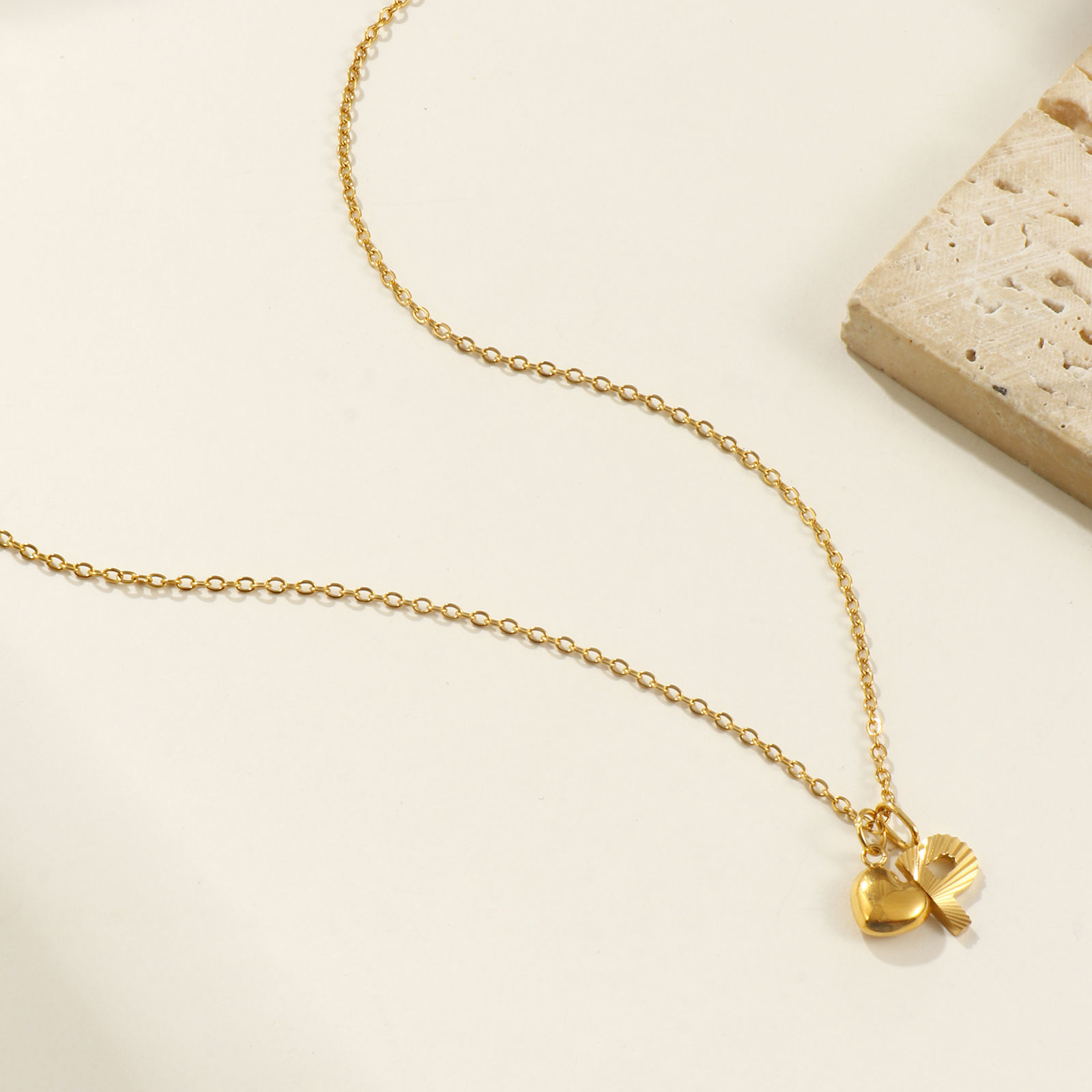 Изображение 18K настоящее золото с покрытием Кабельные Цепи Сердце Ожерелье с подвеской, 304 Нержавеющая Сталь 45см + 5см, Для женщин, Сообщение " A-Z " День святого Валентина Стильный подарок, Экологичное вакуумное PVD-покрытие, 1 ШТ