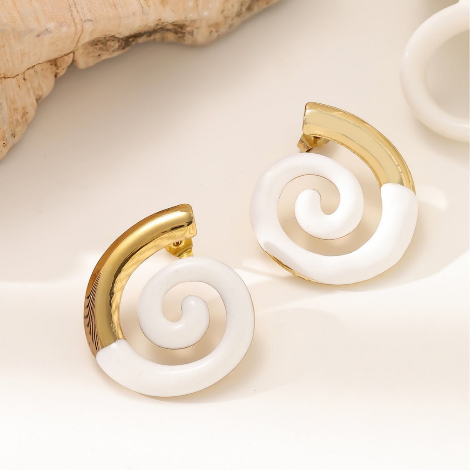 Bild von 1 Pair Eco-friendly Stylish Exquisite 18K Gold Plated 304 Stainless Steel Spiral Enamel Ear Post Stud Earrings For Women Gift