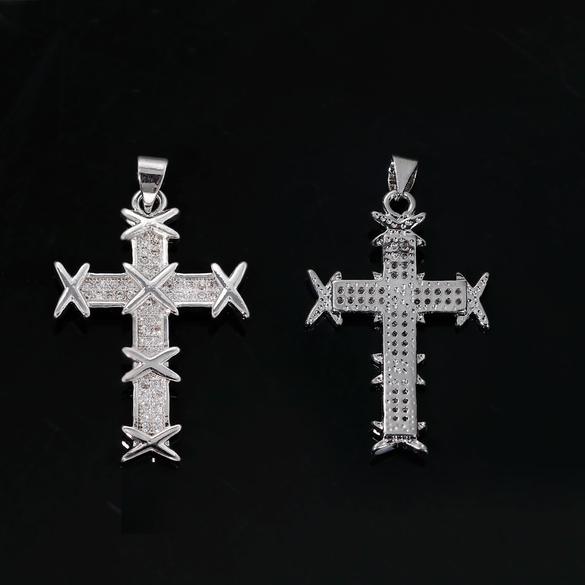 真鍮 マイクロパヴェ ペンダント クロス シルバー 透明 ジルコン付 38mmx 22mm、 1 個 の画像