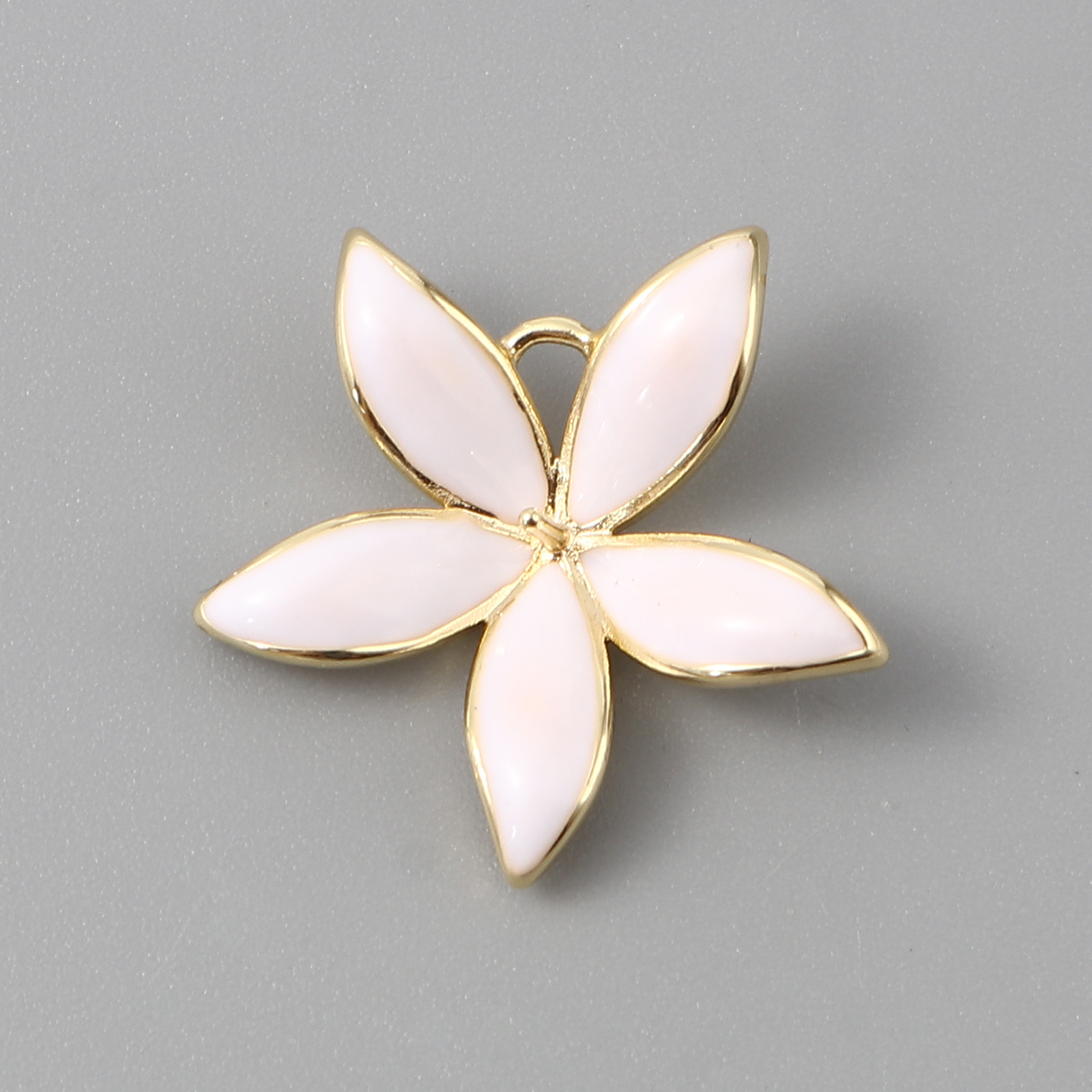 Image de 2 Pcs Bélière pour Perle en Laiton Plaqué Or Véritable 18K Blanc Fleur Émail 24mm x 23mm, Épaisseur d'Aiguille: 0.9mm