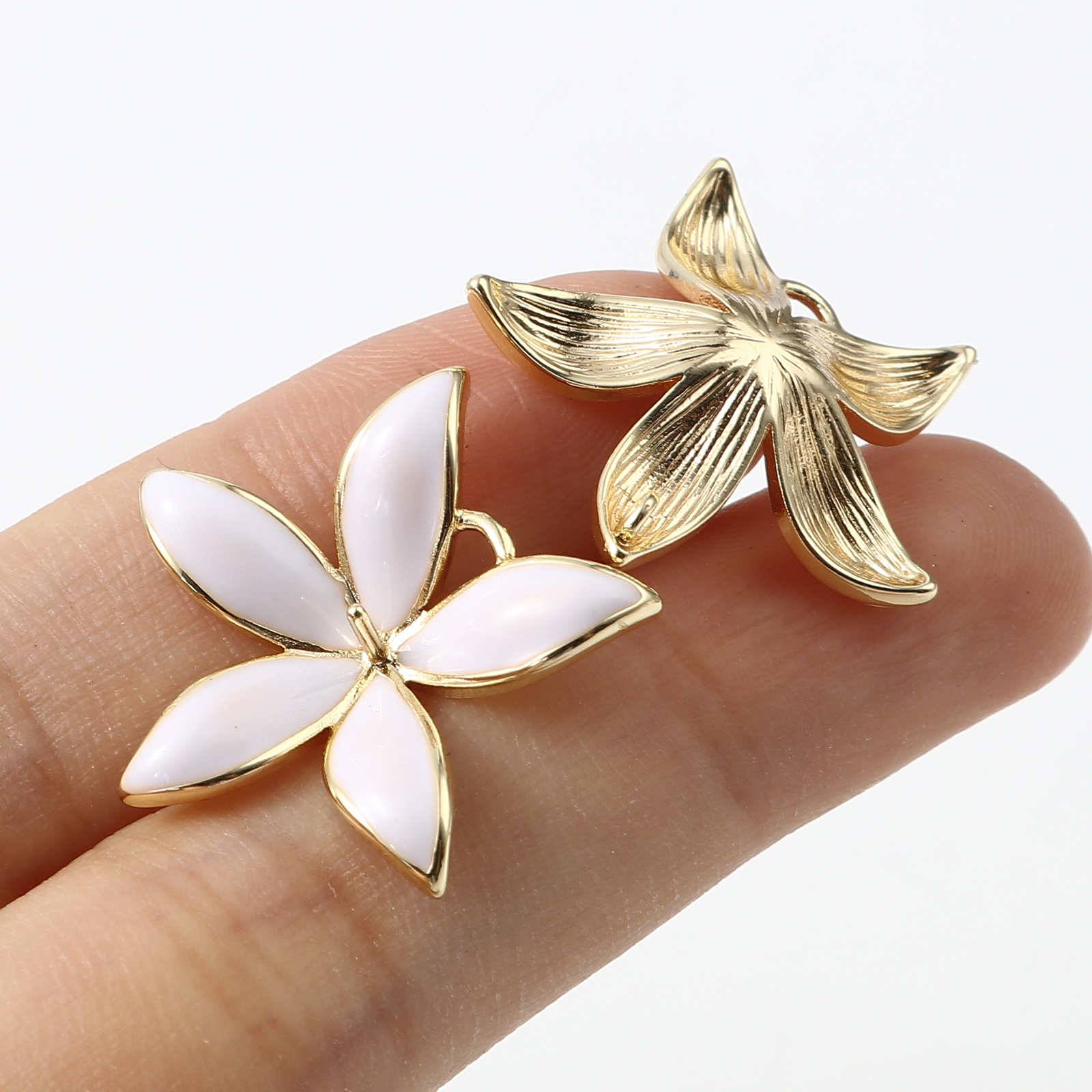 Image de 2 Pcs Bélière pour Perle en Laiton Plaqué Or Véritable 18K Blanc Fleur Émail 24mm x 23mm, Épaisseur d'Aiguille: 0.9mm