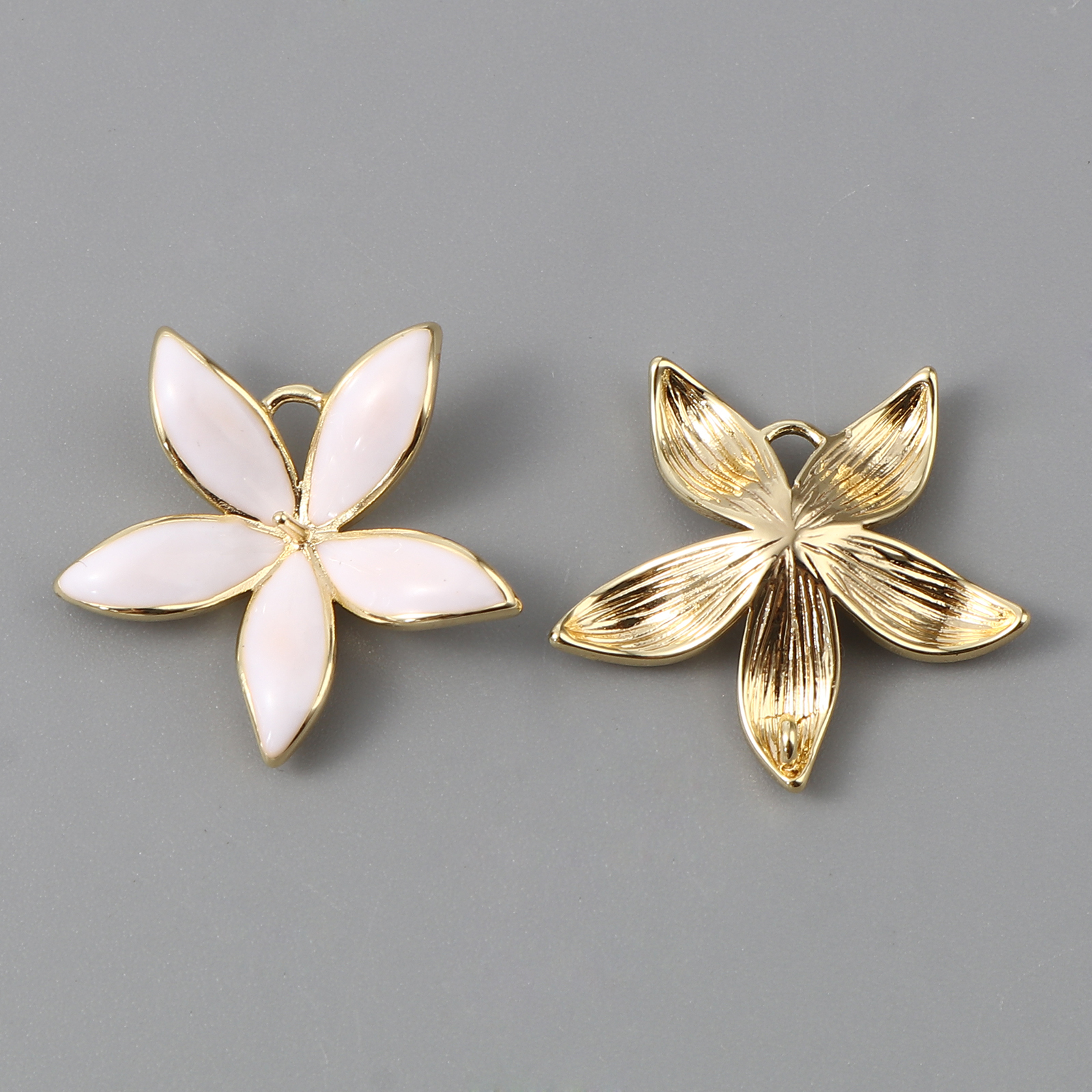 Image de 2 Pcs Bélière pour Perle en Laiton Plaqué Or Véritable 18K Blanc Fleur Émail 24mm x 23mm, Épaisseur d'Aiguille: 0.9mm