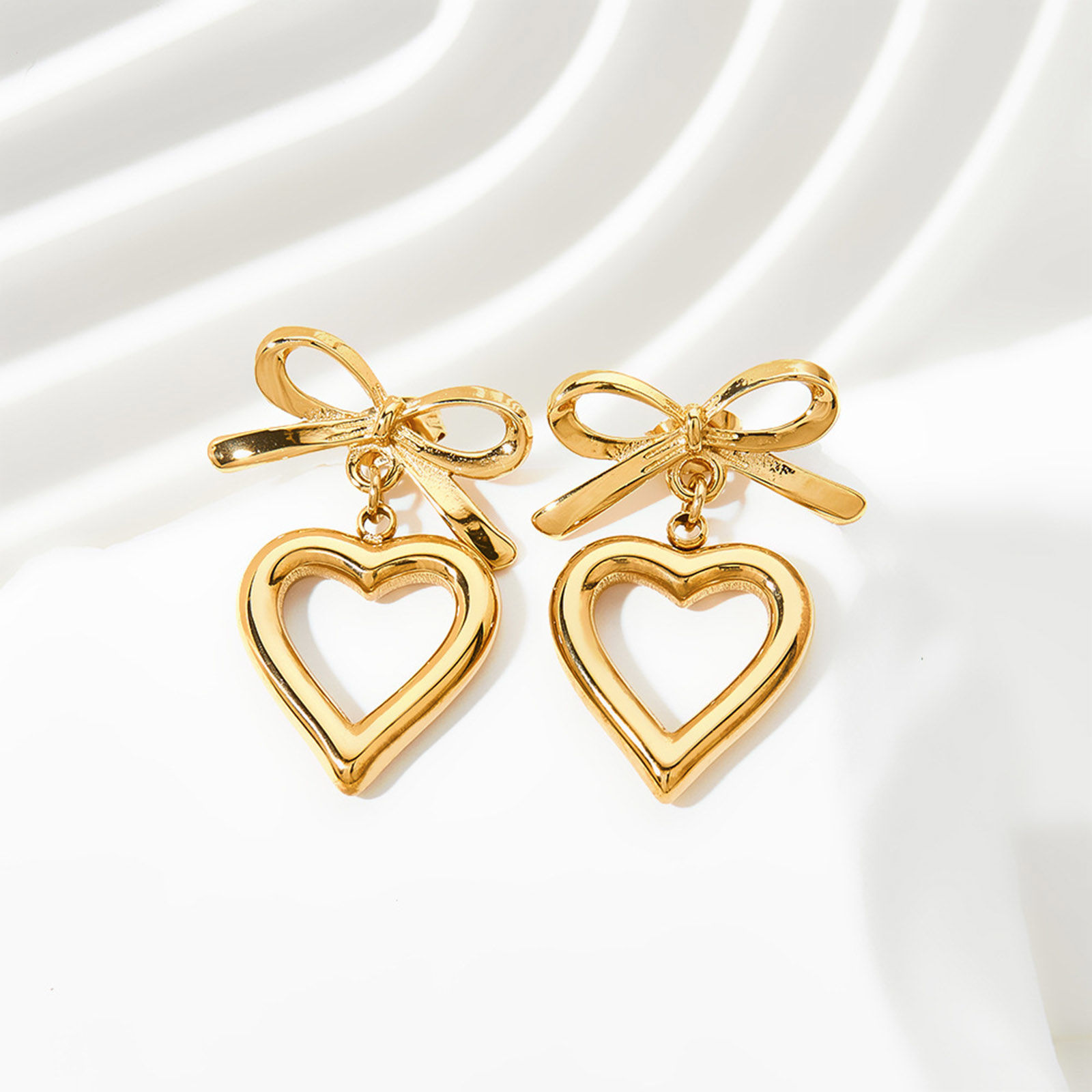 Bild von 1 Paar Vakuumbeschichtung Einfach und lässig Stilvoll 14K Echtgold plattiert 304 Edelstahl Schleife Herz Ohrring Für Frauen 2,6cm x 1,9cm