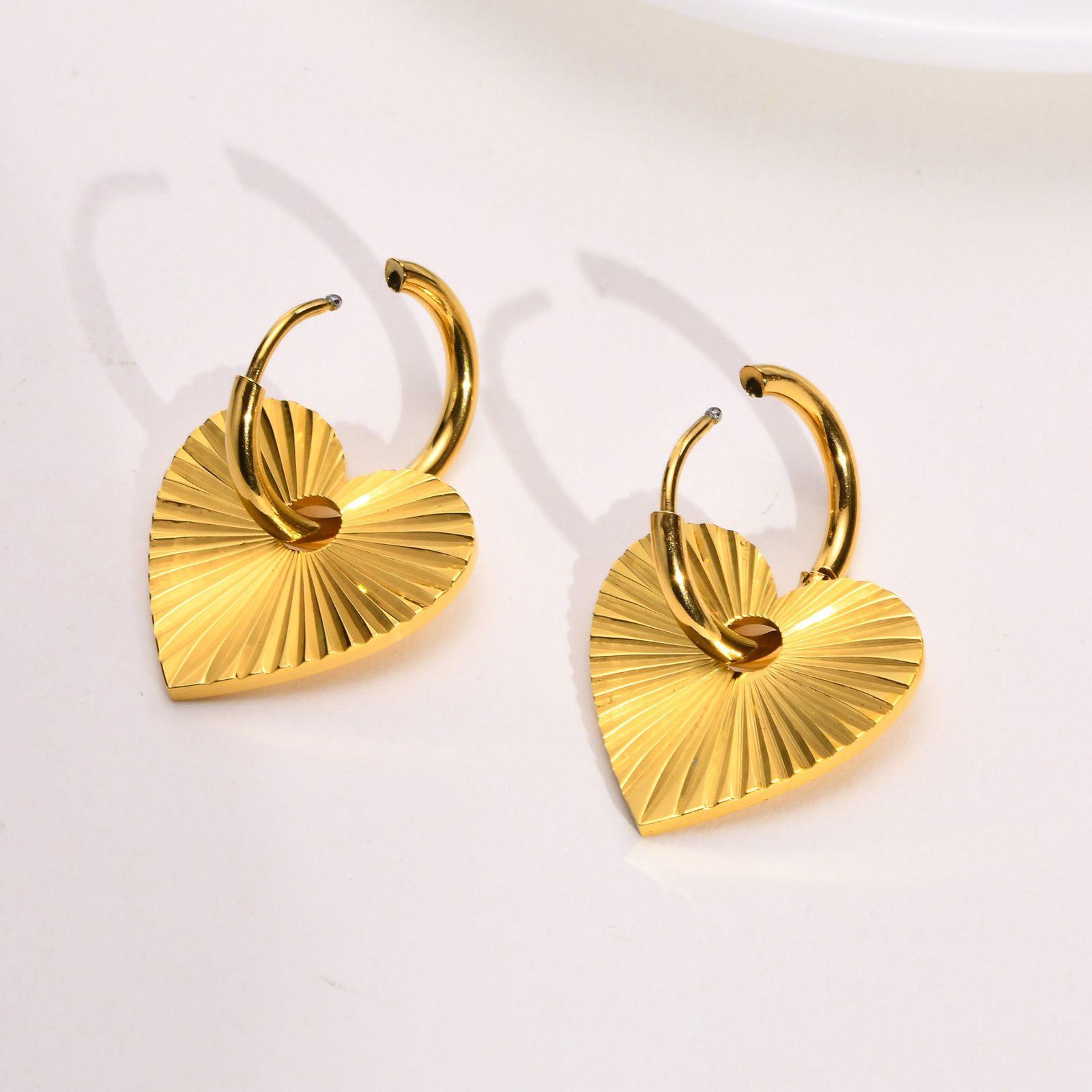 Изображение 1 Пара вакуумное покрытие Простой & повседневный Стильный 18K настоящее золото с покрытием 304 Нержавеющая Сталь Сердце Штрих Серьги Для женщин Партия 3.2см x 2см