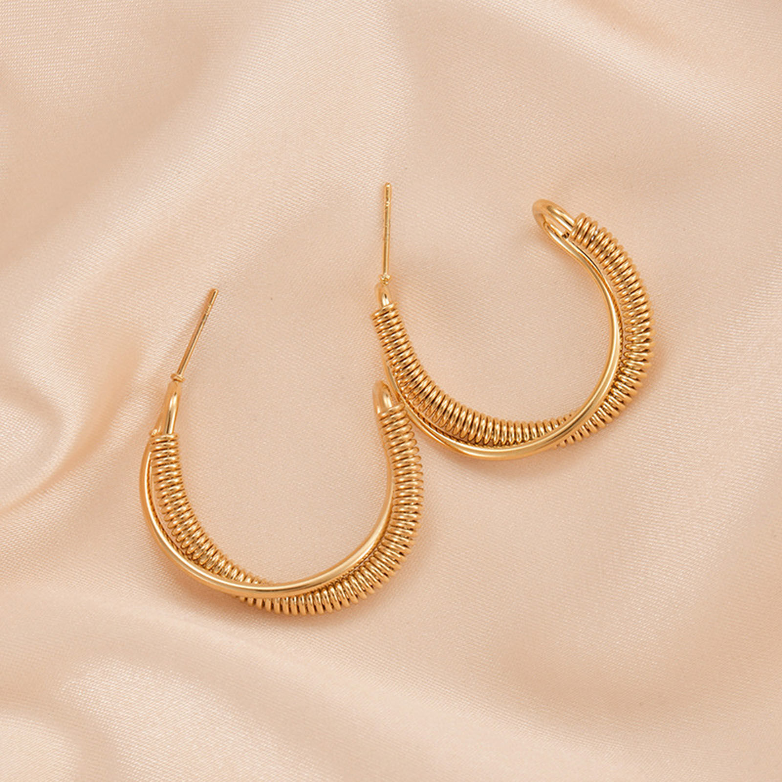 Image de Placage Sous Vide Écologique Simple & Décontracté Boucles d'Oreilles Créole Anneaux Élégant en 304 Acier Inoxydable Courbé Plaqué Or 18K Fête Pour Femmes 3cm, 1 Paire