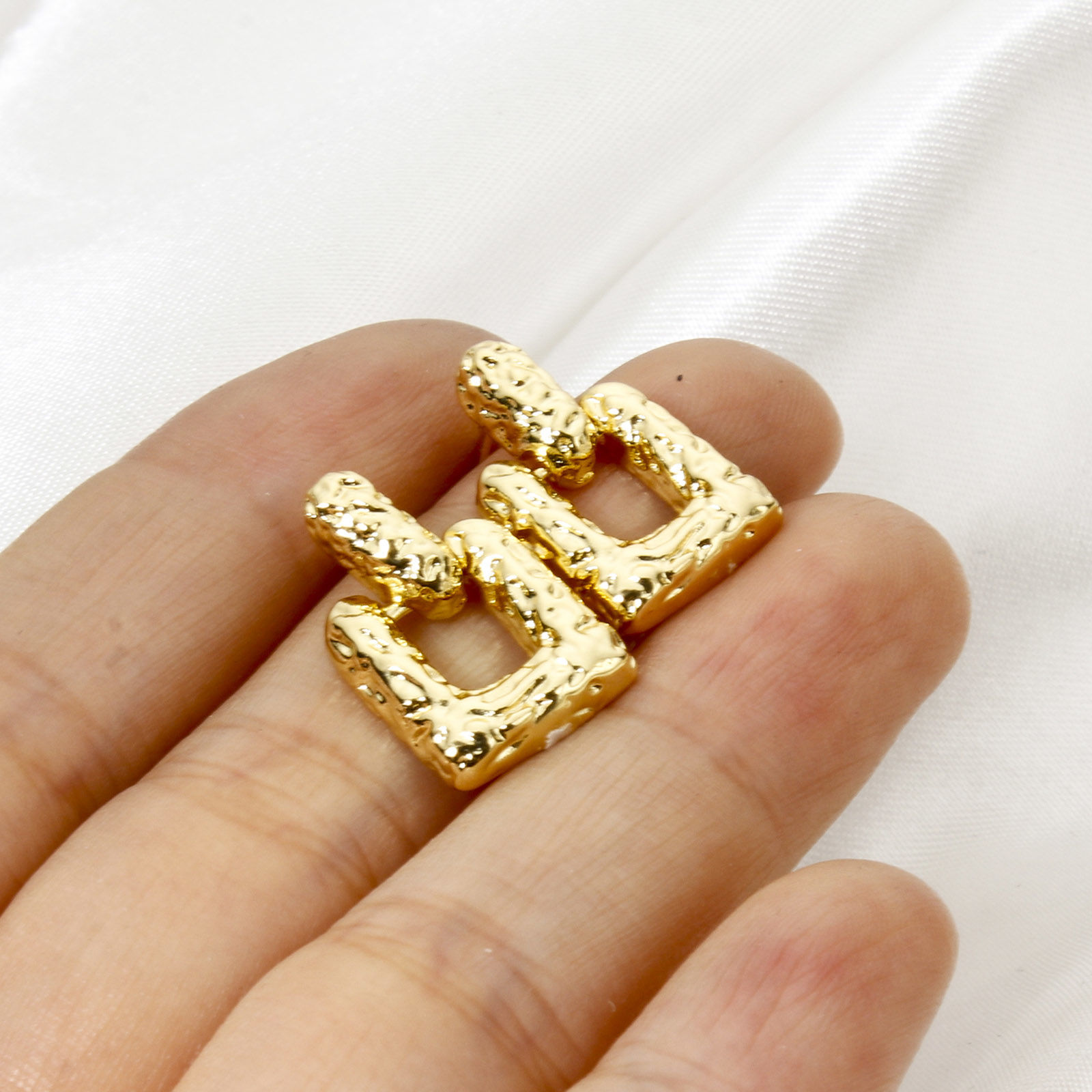 Изображение 1 Пара Экологичный Инс Стиль Стильный 18K настоящее золото с покрытием Латунь Квадратные Текстура ажурная резьба Серьги Шпильки Для женщин 19мм x 12мм