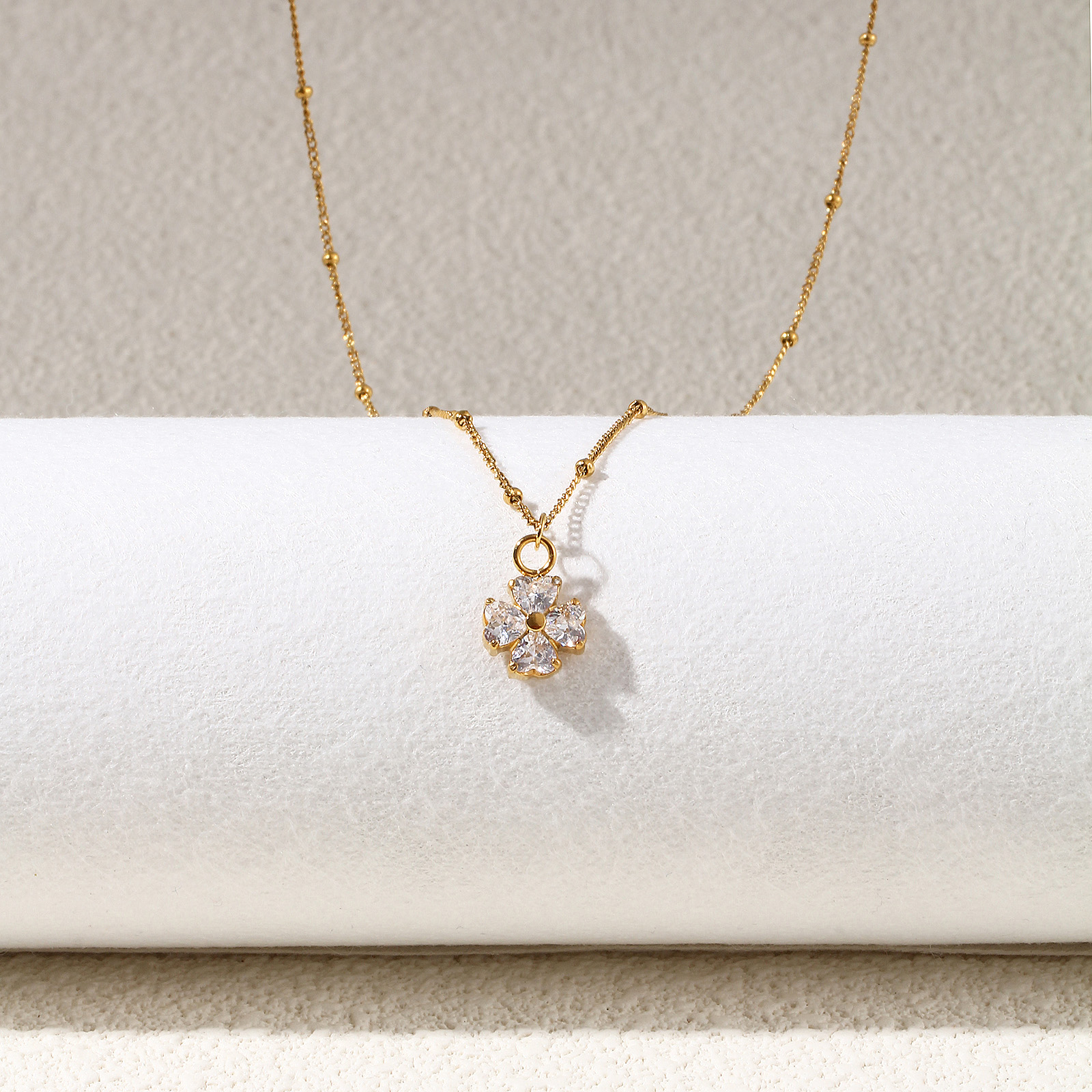 Image de 1 Pièce Collier à Pendentif Chaîne Maille Cheval Élégant en 304 Acier Inoxydable & Zircon Revêtement sous Vide PVD Respectueux de l'Environnement Exquis Plaqué Or Véritable 18K Transparent Trèfle à Quatre Feuilles Pour Femmes Cadeau 45cm + 5cm long