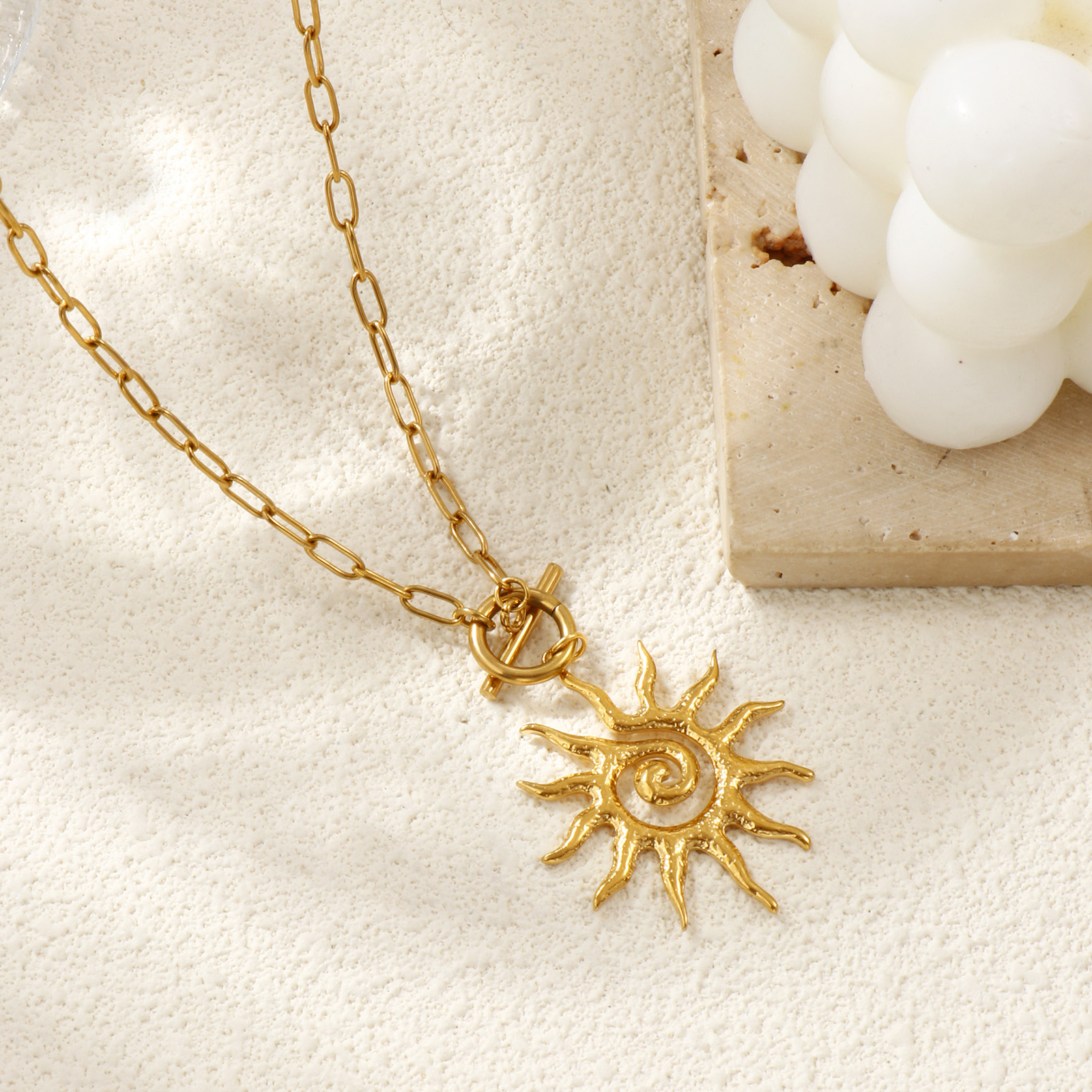 Изображение 18K настоящее золото с покрытием Цепочка зажимов Солнце Ожерелье с подвеской, 304 Нержавеющая Сталь 45см, Для женщин, Спираль галактика Ретро подарок, Экологичное вакуумное PVD-покрытие, 1 ШТ