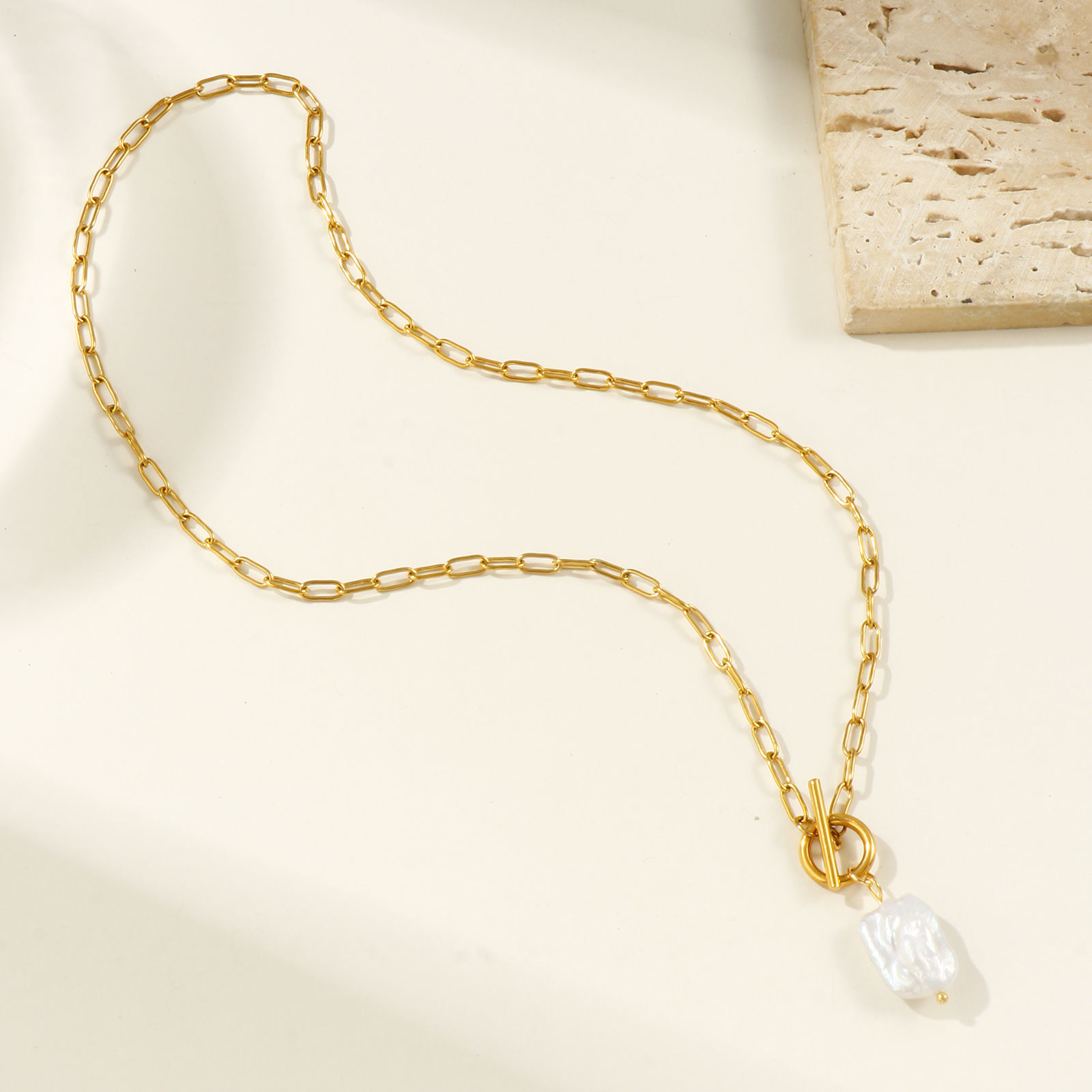 Изображение 18K настоящее золото с покрытием Цепочка зажимов Прямоугольник Ожерелье с подвеской, Нержавеющая сталь 304 и натуральный жемчуг 45см, Для женщин, Белый Барокко Элегантный подарок, Экологичное вакуумное PVD-покрытие, 1 ШТ