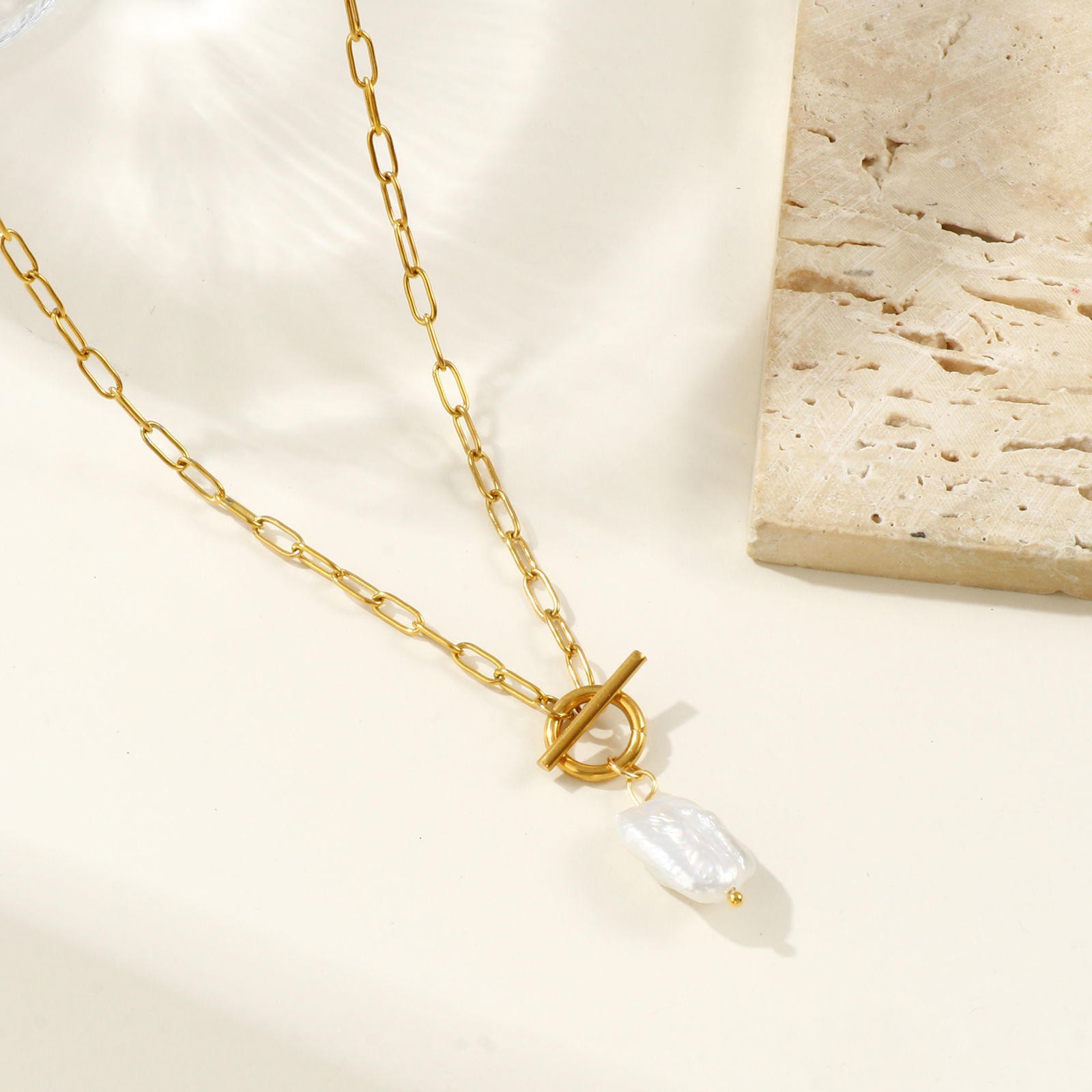 Изображение 18K настоящее золото с покрытием Цепочка зажимов Прямоугольник Ожерелье с подвеской, Нержавеющая сталь 304 и натуральный жемчуг 45см, Для женщин, Белый Барокко Элегантный подарок, Экологичное вакуумное PVD-покрытие, 1 ШТ