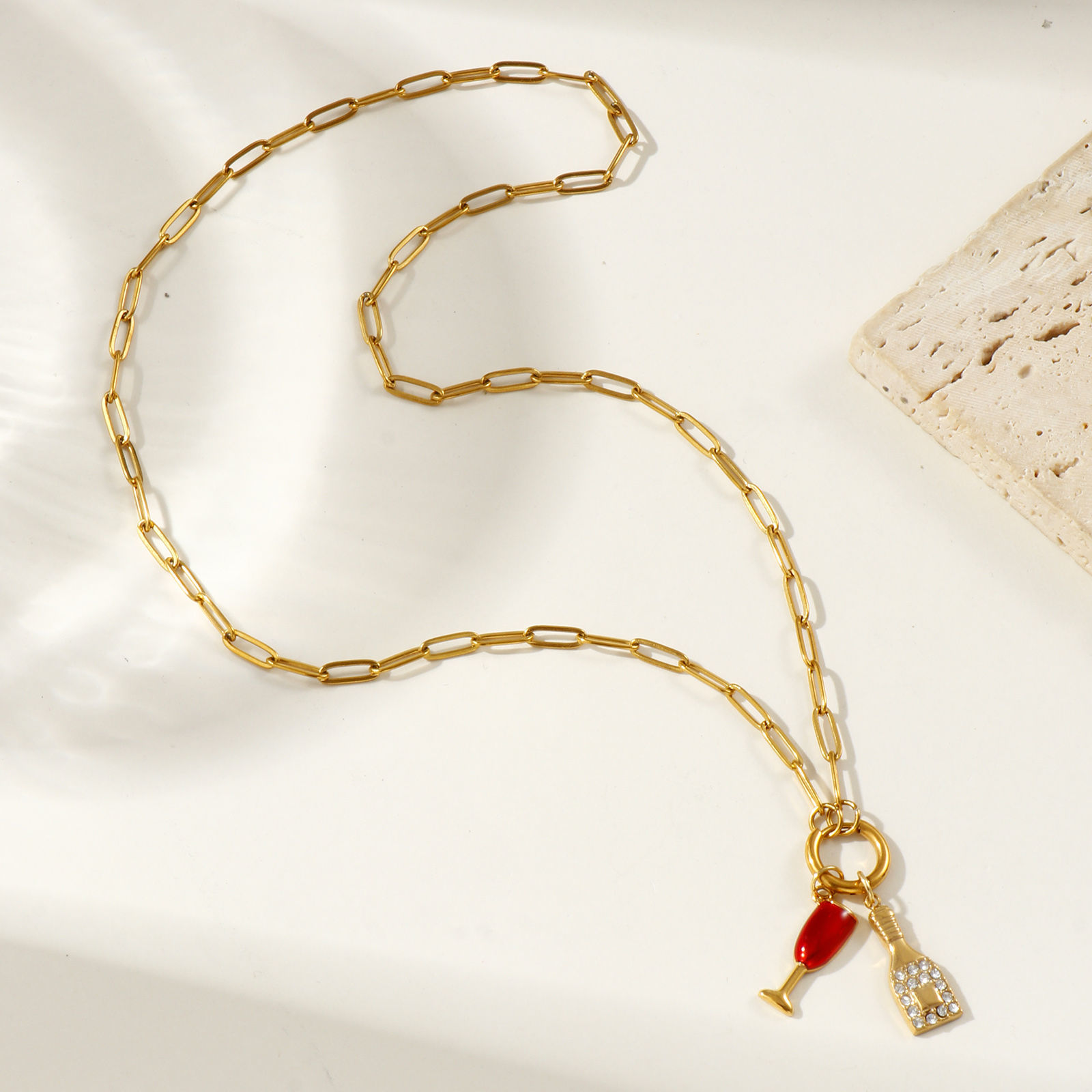 Изображение 18K настоящее золото с покрытием Цепочка зажимов Фиал Ожерелье с подвеской, 304 Нержавеющая Сталь 45см, Для женщин, Прозрачный Искусственный Циркон Красный С Эмалью Бижутерия усыпанная мелким фианит, Изысканный Стильный подарок, Экологичное вакуумное PVD-покрытие Водонепроницаемый Антиоксидантный Гипоаллергенный, 1 ШТ