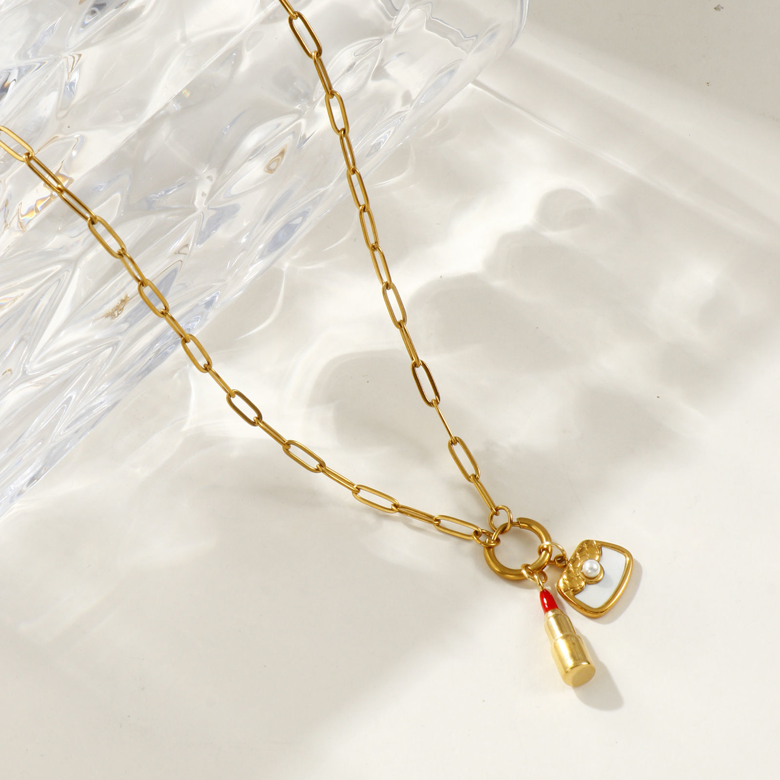 Immagine di 18K Vero Oro Placcato Catena a Graffetta Rossetto Collana con Ciondolo, 304 Acciaio Inossidabile & Conchiglie Naturali 45cm, Per Donne, Rosso Smalto Perla Imitato Acrilico, Cosmetico Elegante Regalo, Placcatura Sottovuoto PVD Ecologica Impermeabile Anti-Ossidante Ipoallergenico, 1 Pz