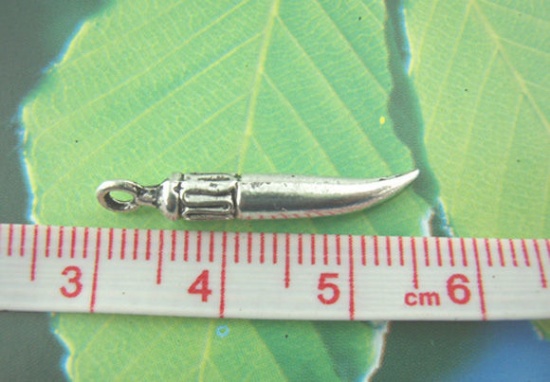 Immagine di Lega di Zinco Charm Ciondoli Peperone Argento Antico Striscia Disegno 25.0mm x 4.0mm, 40 Pz