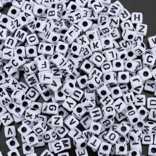 Image de Perles en Acrylique Carré Couleur au Hasard Noir & Blanc Alphabet Initial/ Lettre Majuscule 5mm x 5mm, Trou: env. 2.1mm, 500 Pcs