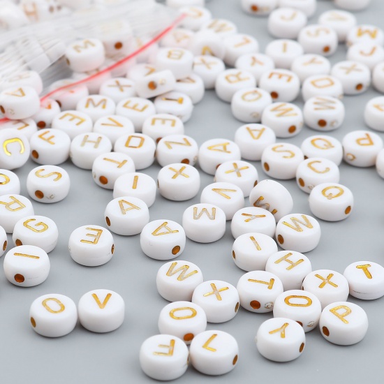 Image de Perles en Acrylique Plat-Rond Doré Blanc Alphabet Initial/ Lettre Majuscule Env. 7mm Dia, Trou: env. 1.5mm, 500 Pcs