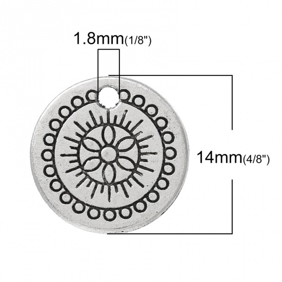 亜鉛合金 チャーム ペンダント 円形 銀古美 花彫刻 14mm直径、 20 個 の画像
