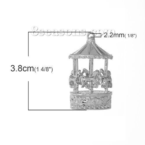 亜鉛合金 3D チャーム ペンダント 回転木馬 シルバートーン 38mmx 22mm、 2 個 の画像