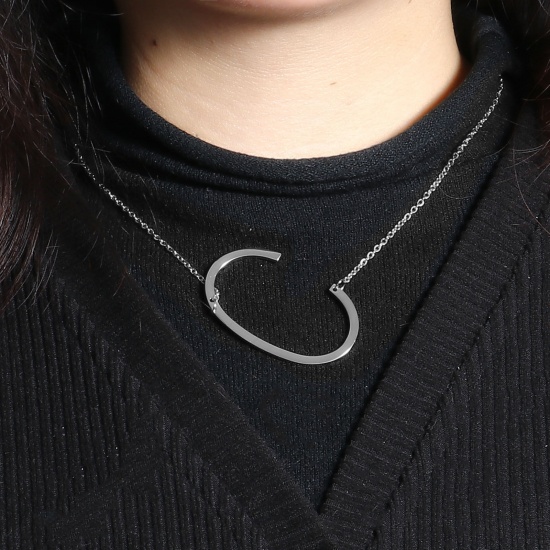 Immagine di Lettera Maiuscola Messaggio " C " Collana con Ciondolo All'Ingrosso, Tono Argento 304 Acciaio Inossidabile Catena a Cavo, Donne Ecologico Elegante Squisito Regalo Gioielli Per Rivenditore, 42cm-41cm Lunghezza, 1 Pz