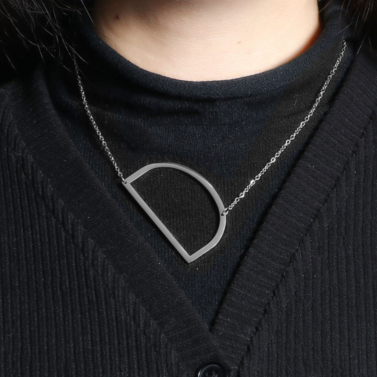 Immagine di Lettera Maiuscola Messaggio " D " Collana con Ciondolo All'Ingrosso, Tono Argento 304 Acciaio Inossidabile Catena a Cavo, Donne Ecologico Elegante Squisito Regalo Gioielli Per Rivenditore, 42cm-41cm Lunghezza, 1 Pz