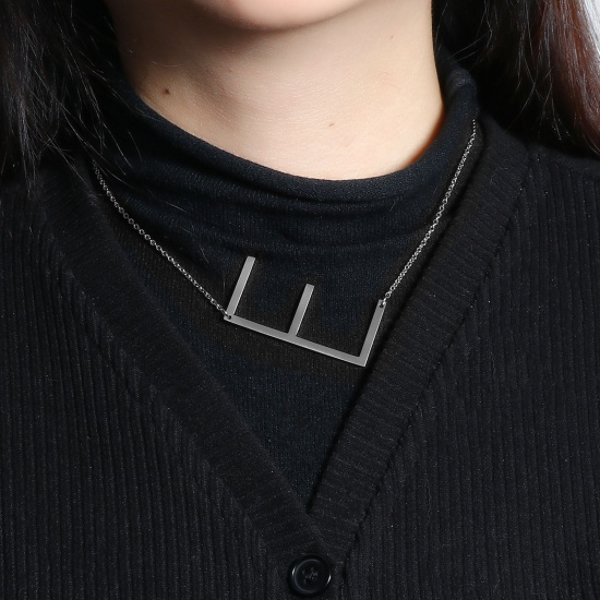 Immagine di Lettera Maiuscola Messaggio " E " Collana con Ciondolo All'Ingrosso, Tono Argento 304 Acciaio Inossidabile Catena a Cavo, Donne Ecologico Elegante Squisito Regalo Gioielli Per Rivenditore, 42cm-41cm Lunghezza, 1 Pz