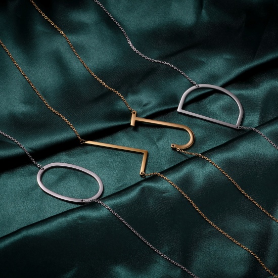 Immagine di Lettera Maiuscola Messaggio " E " Collana con Ciondolo All'Ingrosso, Tono Argento 304 Acciaio Inossidabile Catena a Cavo, Donne Ecologico Elegante Squisito Regalo Gioielli Per Rivenditore, 42cm-41cm Lunghezza, 1 Pz