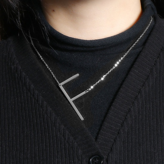 Immagine di Lettera Maiuscola Messaggio " F " Collana con Ciondolo All'Ingrosso, Tono Argento 304 Acciaio Inossidabile Catena a Cavo, Donne Ecologico Elegante Squisito Regalo Gioielli Per Rivenditore, 42cm-41cm Lunghezza, 1 Pz