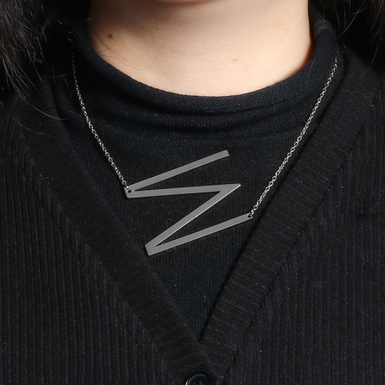 Immagine di Lettera Maiuscola Messaggio " M " Collana con Ciondolo All'Ingrosso, Tono Argento 304 Acciaio Inossidabile Catena a Cavo, Donne Ecologico Elegante Squisito Regalo Gioielli Per Rivenditore, 42cm-41cm Lunghezza, 1 Pz