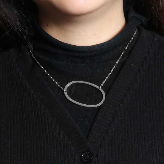 Immagine di Lettera Maiuscola Messaggio " O " Collana con Ciondolo All'Ingrosso, Tono Argento 304 Acciaio Inossidabile Catena a Cavo, Donne Ecologico Elegante Squisito Regalo Gioielli Per Rivenditore, 42cm-41cm Lunghezza, 1 Pz