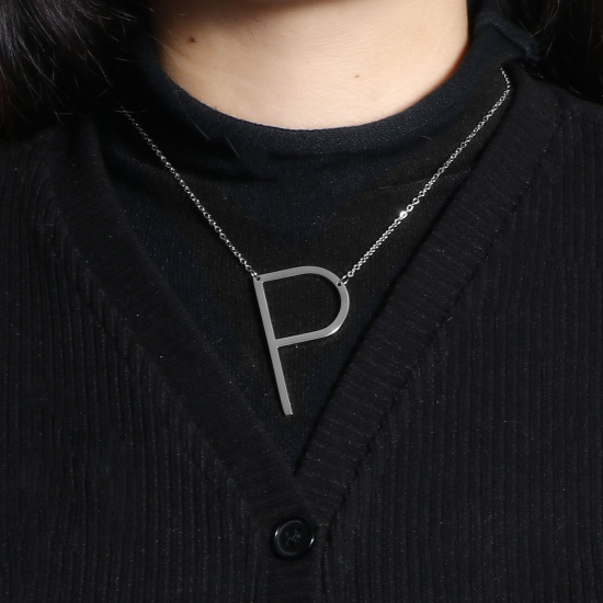 Immagine di Lettera Maiuscola Messaggio " P " Collana con Ciondolo All'Ingrosso, Tono Argento 304 Acciaio Inossidabile Catena a Cavo, Donne Ecologico Elegante Squisito Regalo Gioielli Per Rivenditore, 42cm-41cm Lunghezza, 1 Pz
