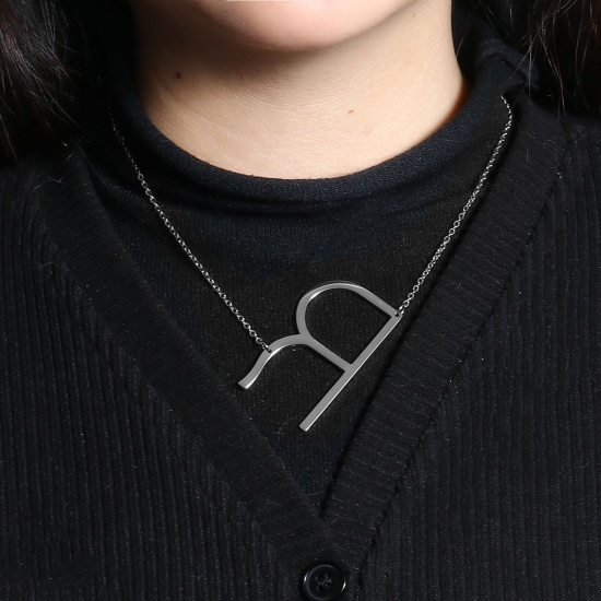 Immagine di Lettera Maiuscola Messaggio " R " Collana con Ciondolo All'Ingrosso, Tono Argento 304 Acciaio Inossidabile Catena a Cavo, Donne Ecologico Elegante Squisito Regalo Gioielli Per Rivenditore, 42cm-41cm Lunghezza, 1 Pz