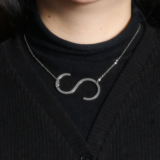 Immagine di Lettera Maiuscola Messaggio " S " Collana con Ciondolo All'Ingrosso, Tono Argento 304 Acciaio Inossidabile Catena a Cavo, Donne Ecologico Elegante Squisito Regalo Gioielli Per Rivenditore, 42cm-41cm Lunghezza, 1 Pz