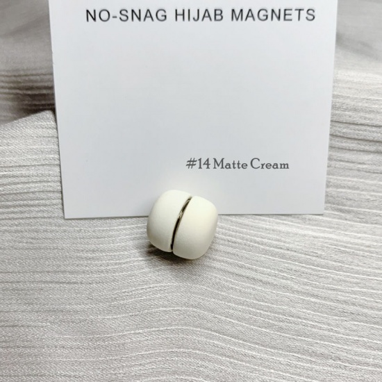 Immagine di Milk White - 14# Zinc Based Alloy No-snag Magnetic Round Scarf Buckle For Hijab Scarf Wrap 1.2x1.2cm, 1 Piece
