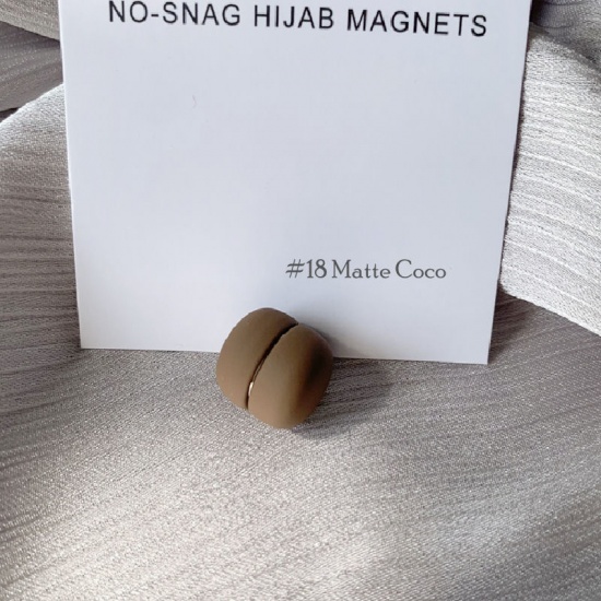 Изображение Brown - 18# Zinc Based Alloy No-snag Magnetic Round Scarf Buckle For Hijab Scarf Wrap 1.2x1.2cm, 1 Piece