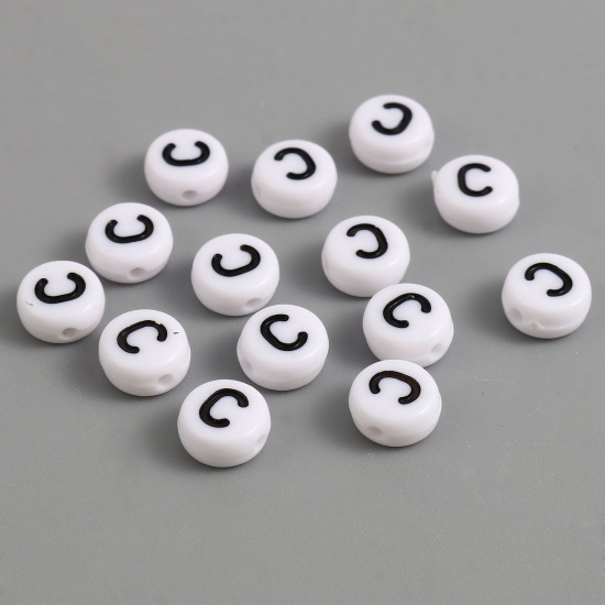 Image de Perles en Acrylique Plat-Rond Noir & Blanc Alphabet Initial/ Lettre Majuscule Message " C " Env. 7mm Dia, Trou: env. 1.4mm, 500 Pcs