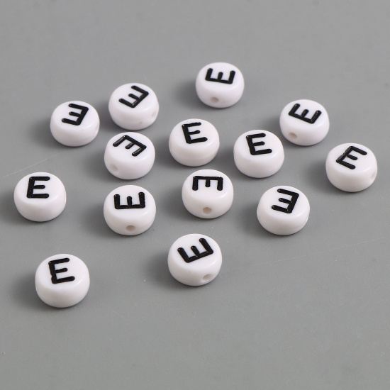 Image de Perles en Acrylique Plat-Rond Noir & Blanc Alphabet Initial/ Lettre Majuscule Message " E " Env. 7mm Dia, Trou: env. 1.4mm, 500 Pcs