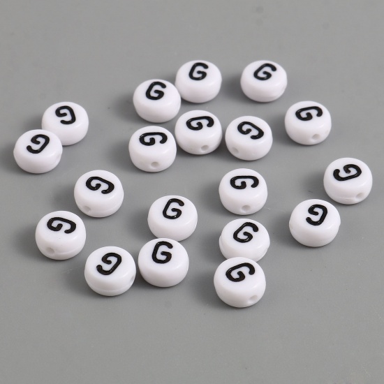 Image de Perles en Acrylique Plat-Rond Noir & Blanc Alphabet Initial/ Lettre Majuscule Message " G " Env. 7mm Dia, Trou: env. 1.4mm, 500 Pcs