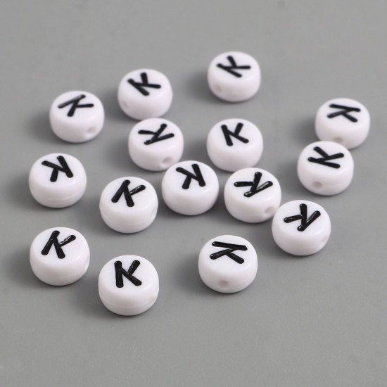 Image de Perles en Acrylique Plat-Rond Noir & Blanc Alphabet Initial/ Lettre Majuscule Message " K " Env. 7mm Dia, Trou: env. 1.4mm, 500 Pcs