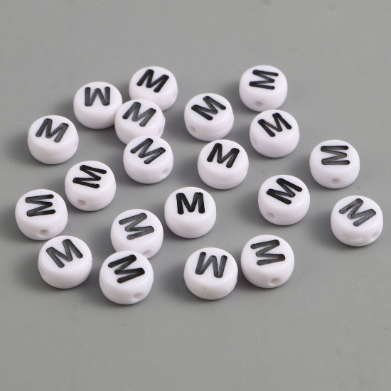 Image de Perles en Acrylique Plat-Rond Noir & Blanc Alphabet Initial/ Lettre Majuscule Message " M " Env. 7mm Dia, Trou: env. 1.4mm, 500 Pcs