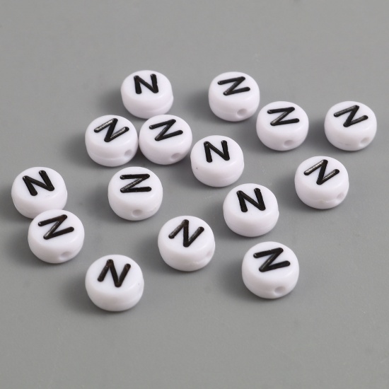 Image de Perles en Acrylique Plat-Rond Noir & Blanc Alphabet Initial/ Lettre Majuscule Message " N " Env. 7mm Dia, Trou: env. 1.4mm, 500 Pcs