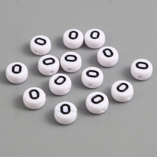 Image de Perles en Acrylique Plat-Rond Noir & Blanc Alphabet Initial/ Lettre Majuscule Message " O " Env. 7mm Dia, Trou: env. 1.4mm, 500 Pcs
