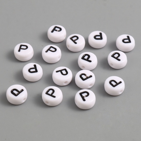 Image de Perles en Acrylique Plat-Rond Noir & Blanc Alphabet Initial/ Lettre Majuscule Message " P " Env. 7mm Dia, Trou: env. 1.4mm, 500 Pcs