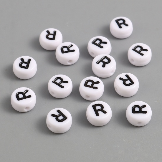 Image de Perles en Acrylique Plat-Rond Noir & Blanc Alphabet Initial/ Lettre Majuscule Message " R " Env. 7mm Dia, Trou: env. 1.4mm, 500 Pcs