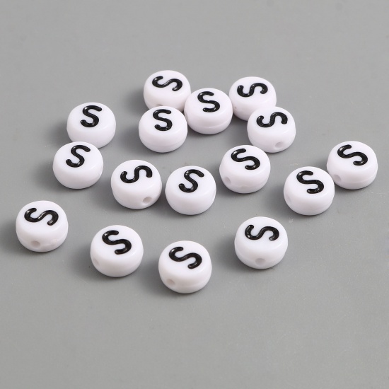 Image de Perles en Acrylique Plat-Rond Noir & Blanc Alphabet Initial/ Lettre Majuscule Message " S " Env. 7mm Dia, Trou: env. 1.4mm, 500 Pcs