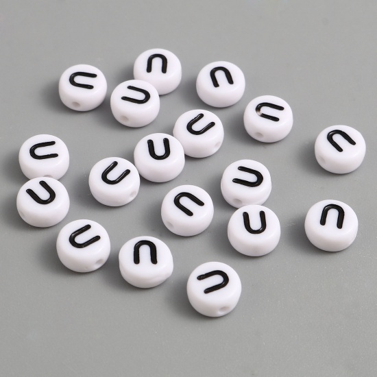 Image de Perles en Acrylique Plat-Rond Noir & Blanc Alphabet Initial/ Lettre Majuscule Message " U " Env. 7mm Dia, Trou: env. 1.4mm, 500 Pcs