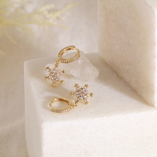 Imagen de 2 Unidades Respetuoso del Medio Ambiente Elegante Exquisito 18K Oro Real Chapado Latón Copo de nieve Navidad Pendientes de Aro Para Mujeres Regalo 27mm x 11mm